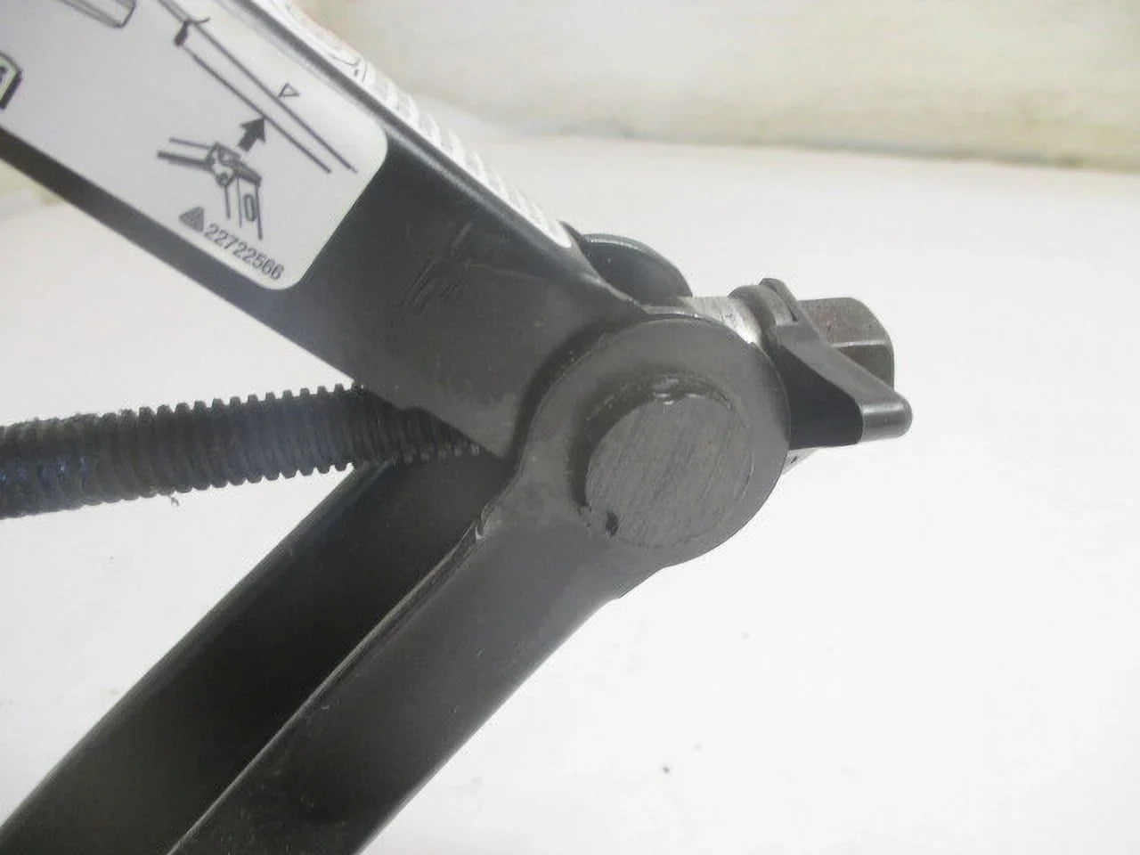 Pre-Owned 07 08 09 Saturn Aura Wheel Tire Jack Assembly w/Tool OEM LKQ (Good)